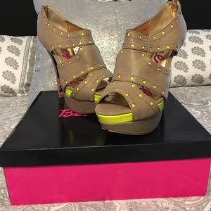 Betsyville pumps! Neon Yellow Taupe Heels.